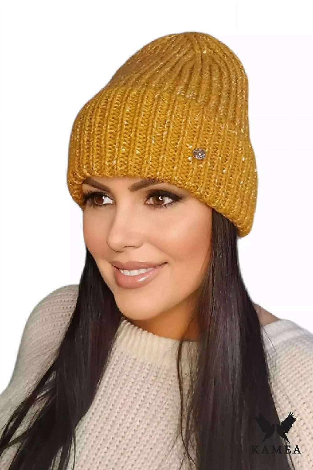 Bonnet pour femme moderne tendance en maille côtelée couleur moutarde avec paillettes et emblème cœur, idéal pour l'hiver, style casual et occasionnel, confort thermique garanti