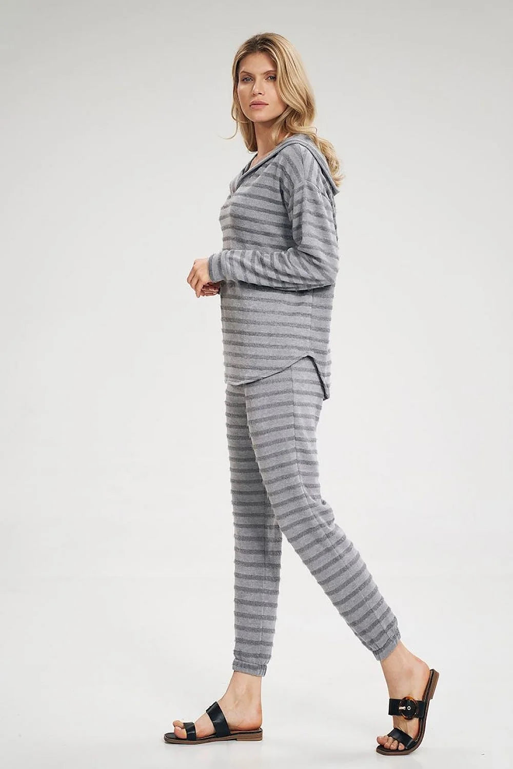 Ensemble homewear tricoté femme élégant rayé bleu canard noir confortable style détente cocooning intérieur