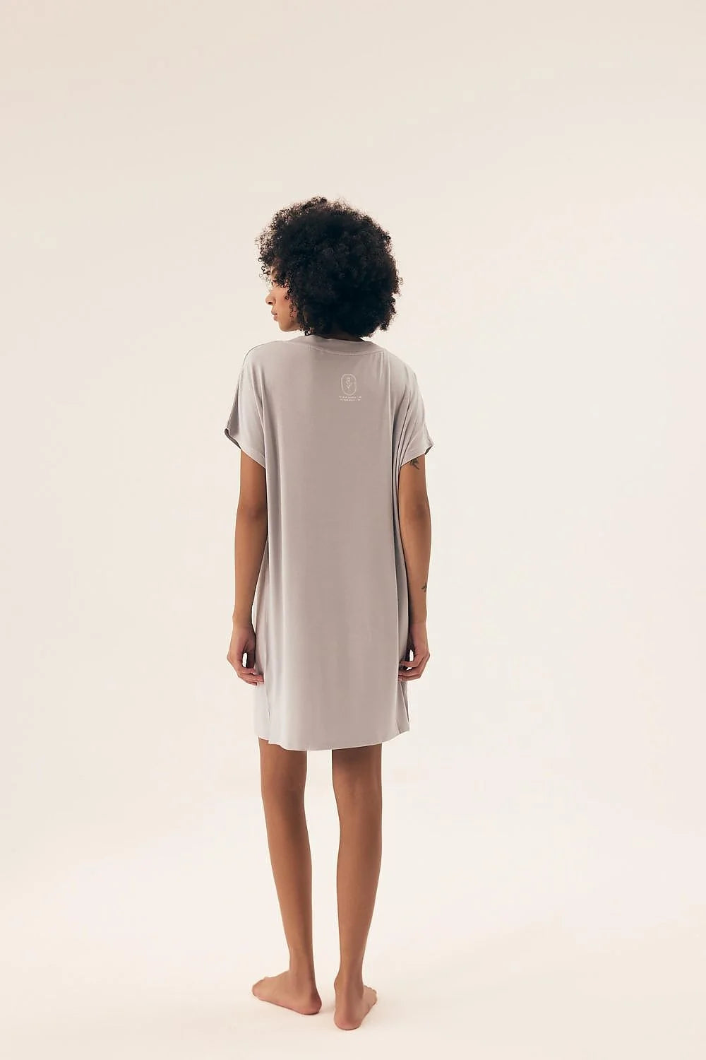 Chemise de nuit Henderson élégante longueur genoux manches courtes décolleté en V tissu lisse aéré confortable femme