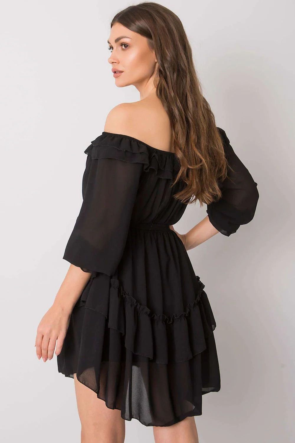 robe courte noire bohème chic épaules dénudées manches trois quarts bouffantes mousseline légère taille cintrée volants superposés ourlet asymétrique