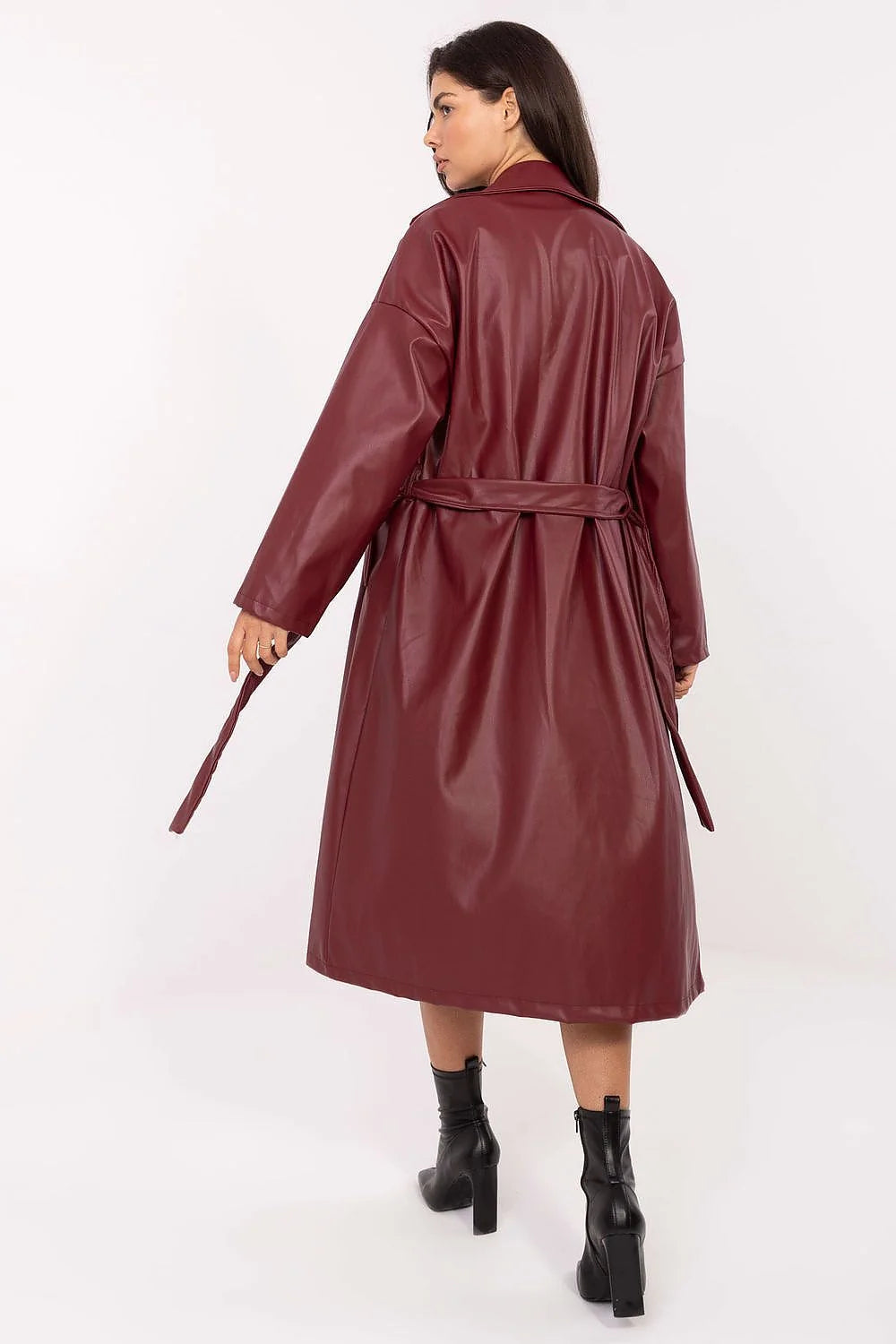 manteau simili cuir bordeaux profond oversize midi col tailleur manches longues double boutonnage ceinture nouée taille cintrée fluide urbain sophistiqué