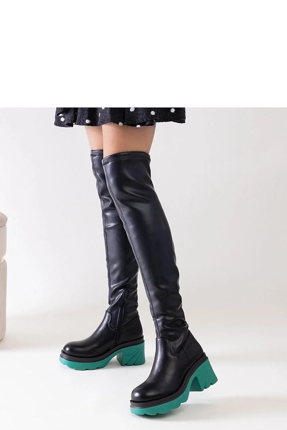 Bottes noires en cuir hautes à talons stabilisés semelles contrastantes vert turquoise fourrure intérieure femmes mode audacieuse