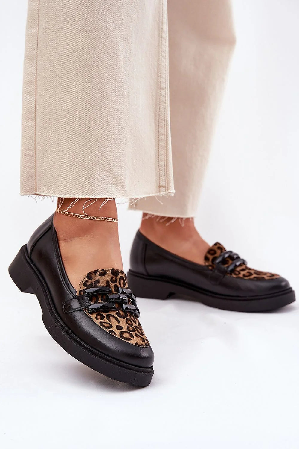 Mocassins élégance confort cuir femmes motif léopard chaîne semelle épaisse design traditionnel moderne tenues décontractées formelles bout arrondi ouverture basse