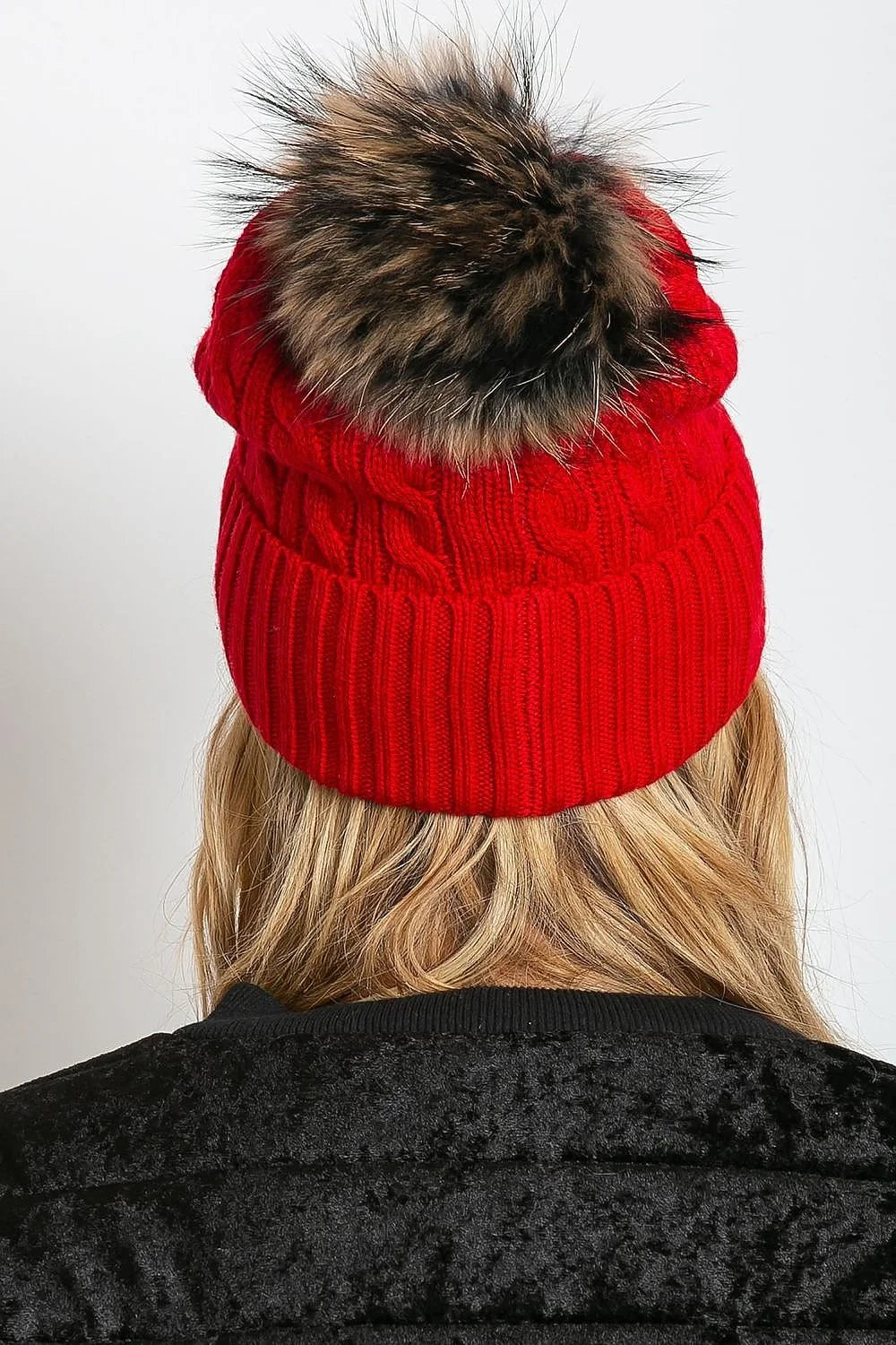 Bonnet d'hiver pour femme, style moderne, couleur rouge vif, pompon en fourrure synthétique, maille torsadée, matériau acrylique-coton-cachemire, ajusté, élégant, confortable, saison froide, accessoire mode, femme