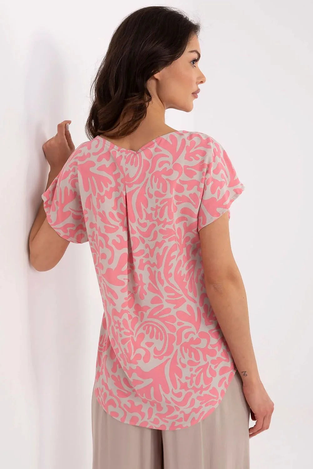 Chemisier Sublevel en viscose motif feuillu rose pâle pour femme, encolure en V, manches courtes, coupe ample, style décontracté et épuré