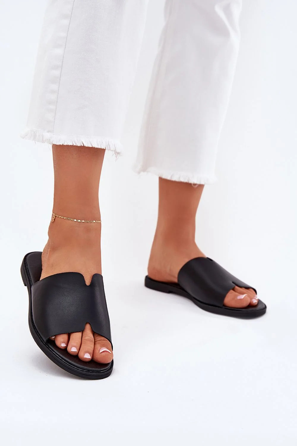 sandales femmes minimalistes noires mules plates empeigne large découpe V bout ouvert maintien orteil semelle légère confortable cuir artificiel