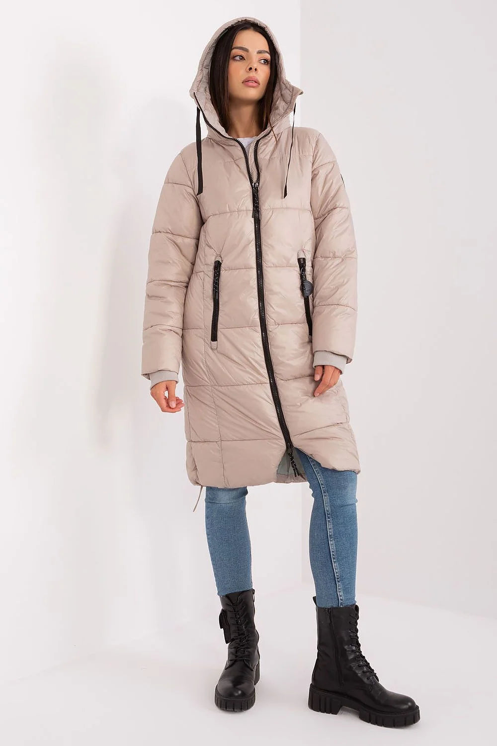 Veste pour femme longue matelassée style urbain beige avec capuche poches zippées coupe droite