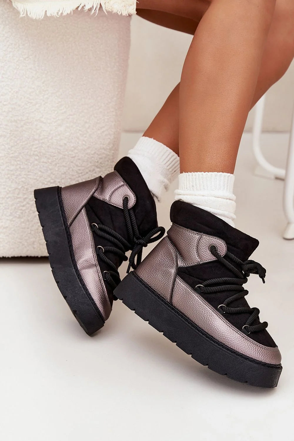 bottines neige femmes suédine écologique cuir synthétique plateforme 3cm semelle crantée noire empeigne métallisé rosebronze lacets épais col rembourré fourrure