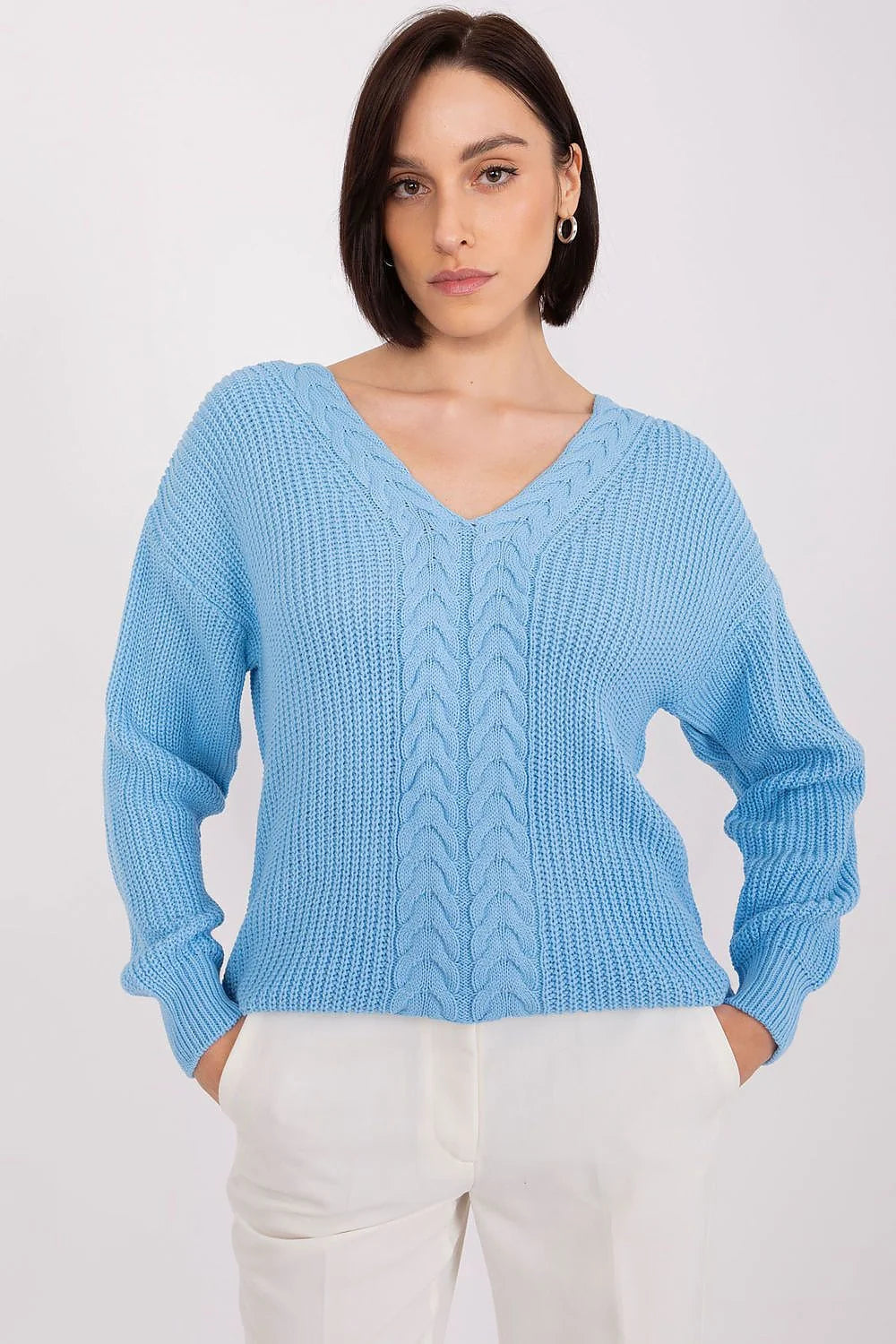 Chandail pour femme bleu clair maille épaisse motif torsadé col V manches longues finitions côte