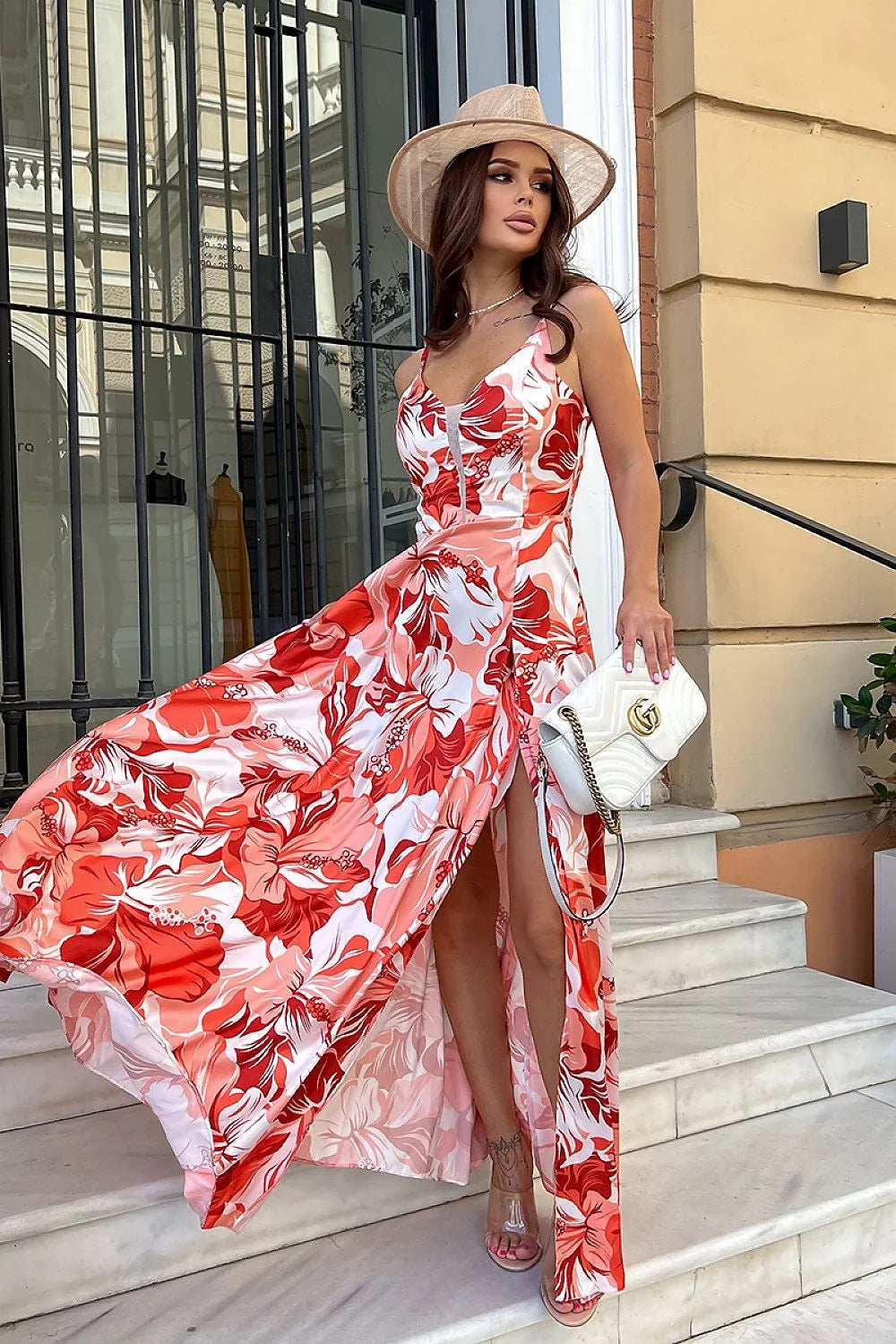 Robe de jour Bicotone longue imprimé floral rouge rose blanc tissu satiné ajustée à la taille fente jambe occasion estivale