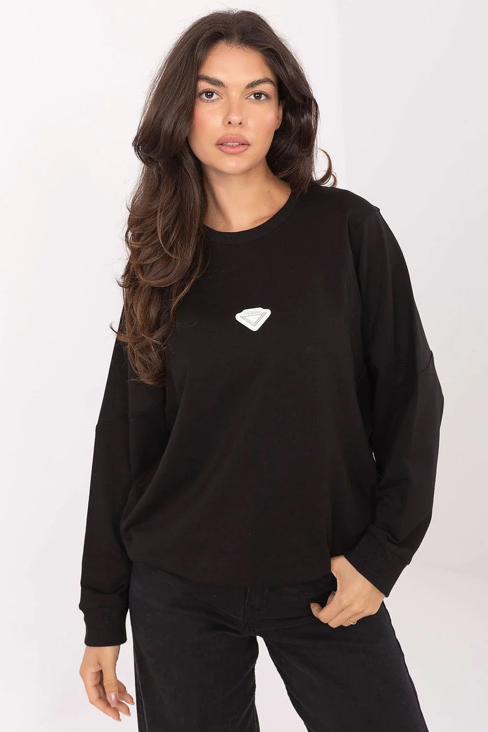 sweatshirt femme oversize noir col rond manches longues coton mélangé molleton doux élasthanne bords côtes patch logo blanc minimaliste
