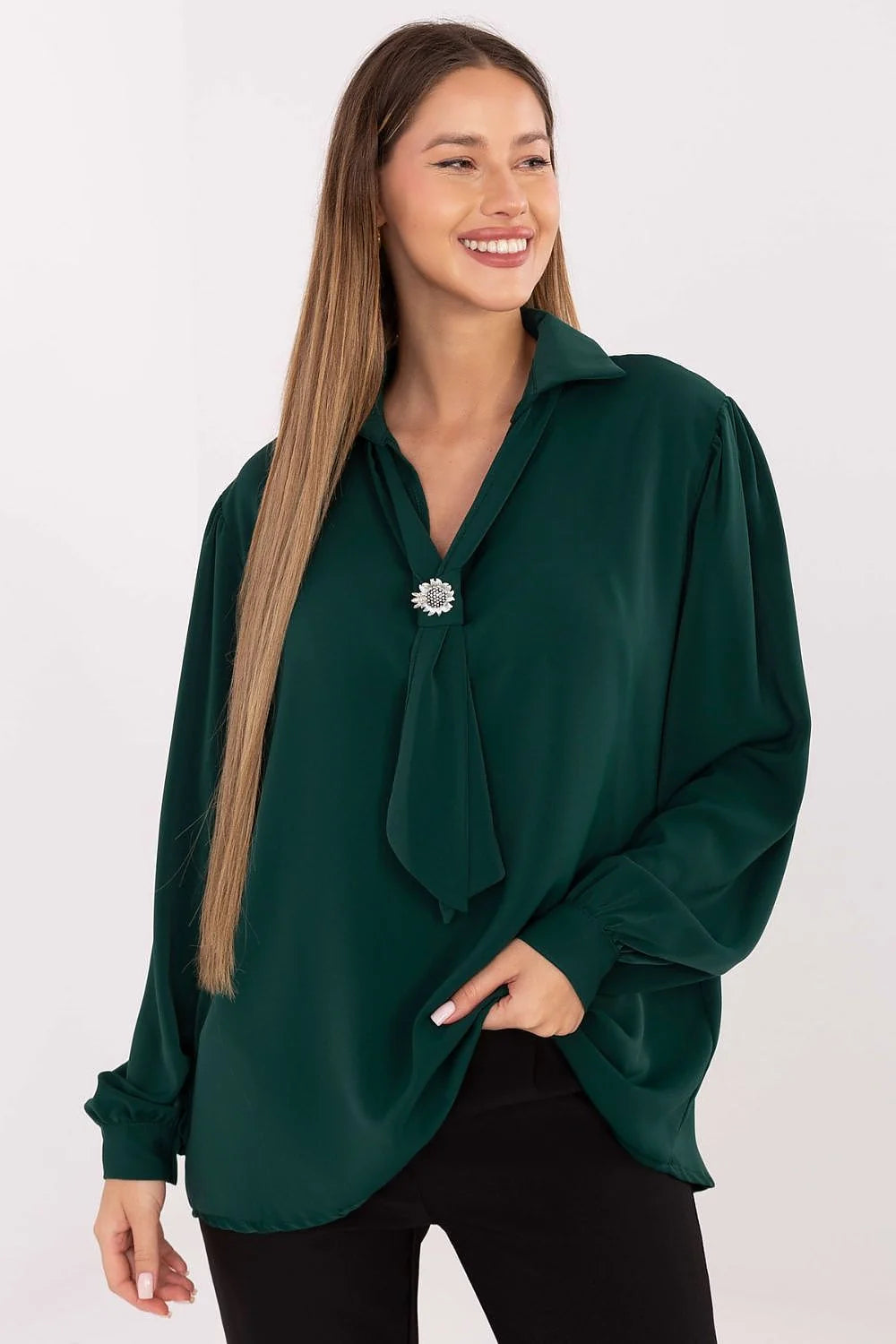 blouse chemisier femme élégante stylée minimaliste féminine polyester léger soyeuse coupe allongée manches longues bouffantes décolleté nœud broche amovible confort