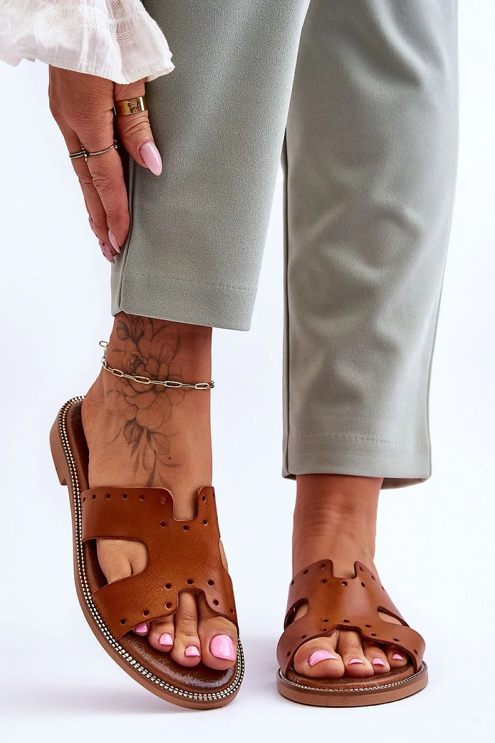 sandales mules femmes plates ouvertes cuir cognac lisse brides larges découpes perforations décoratives semelle rembourrée bordure métallisée style bohème