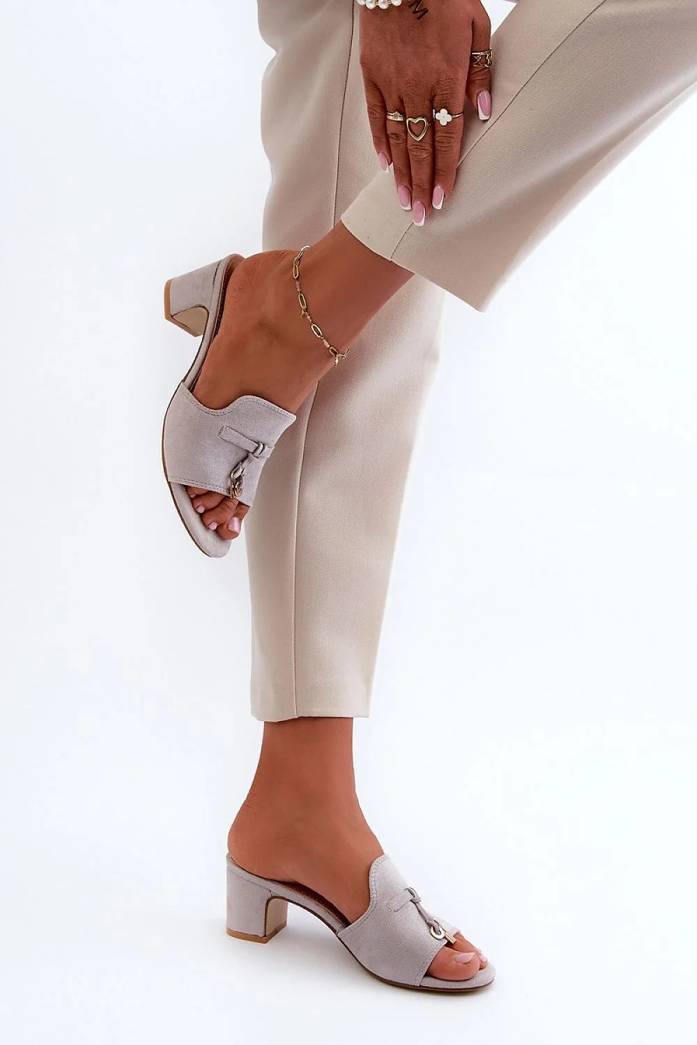 Mules pour femmes style élégant talon moyen éco-suède couleur gris clair détails métalliques dorés