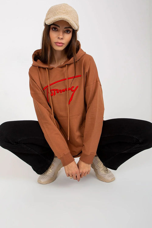 sweat capuche marron cognac oversize molleton femme streetwear graphique rouge logo kangourou côtelés pantalon noir denim casquette beige