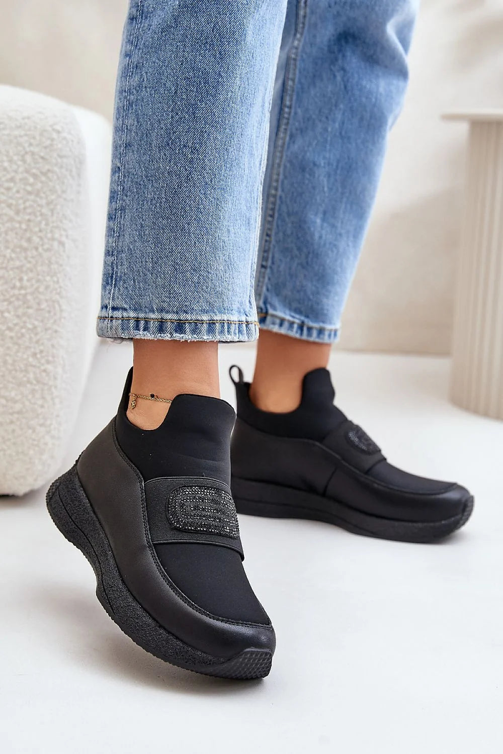Chaussures de sport modernes pour femmes en cuir naturel et tissu, plateforme 2.5 cm, style épuré, élastique avec paillettes noires