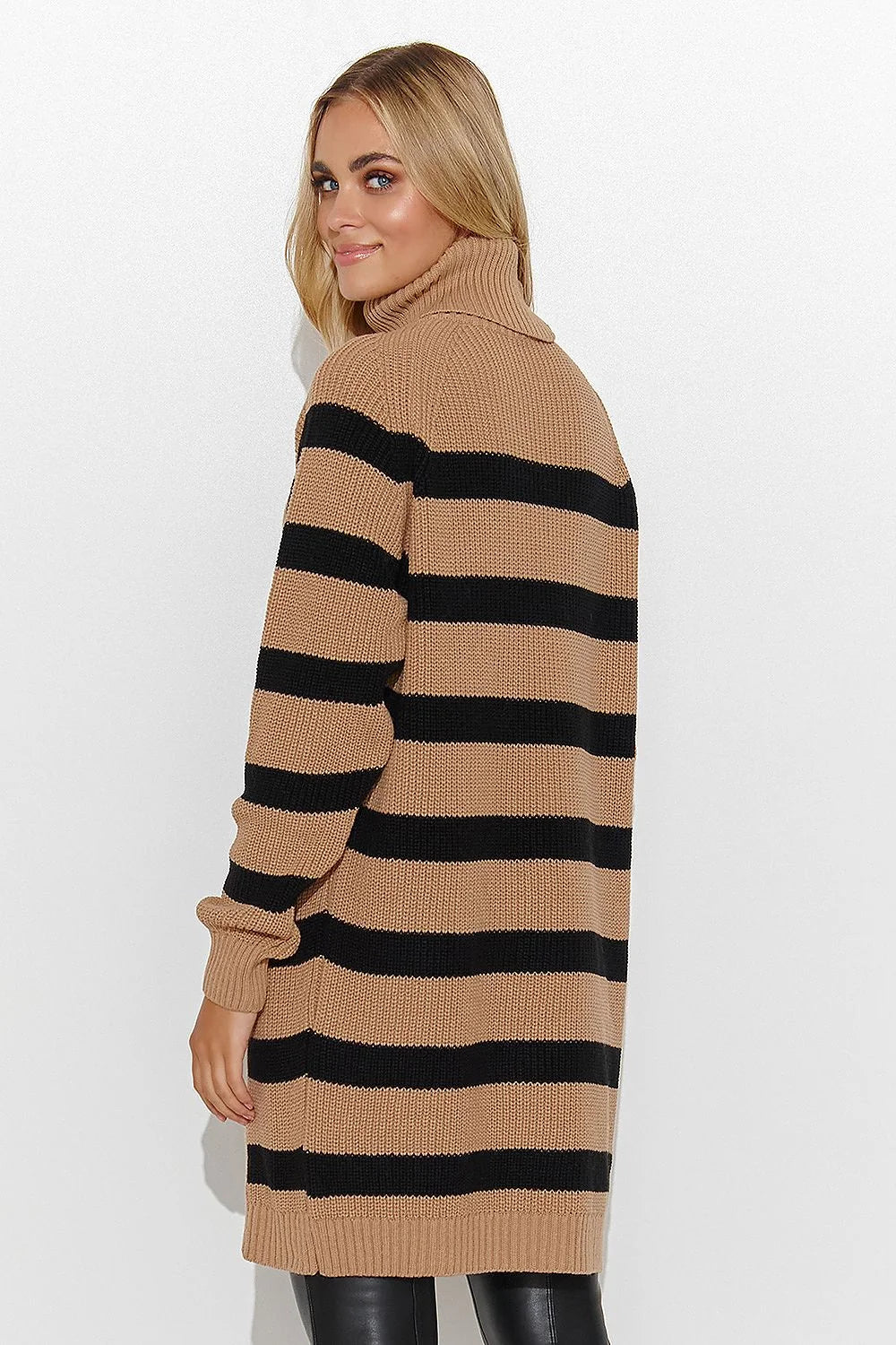 Robe-pull à col roulé moderne design rayures camel noir matériau tricot longueur mi-cuisse femme automne hiver