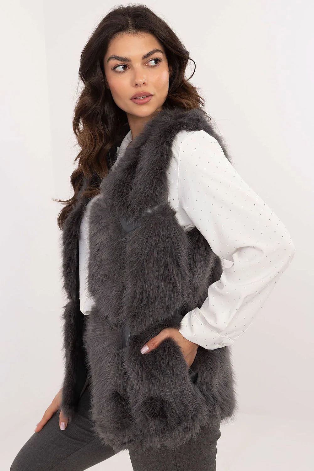 gilet sans manches fausse fourrure synthétique anthracite poils longs coupe droite mi hanche ouverture frontale poches latérales discrètes