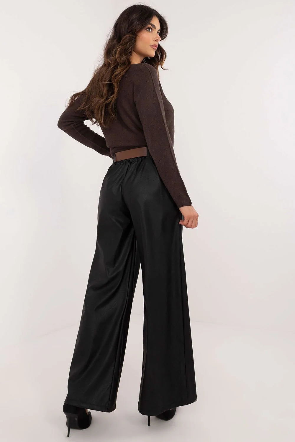 Ensemble mode femme élégant pull V-neck écolore pantalon cuir écologique taille haute ceinture cuir marron escarpins noires
