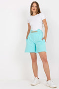 Shorts Fancy pour femme, style décontracté, couleur bleu clair, tissu léger, taille haute, chaîne dorée, poches latérales, idéal pour quotidien