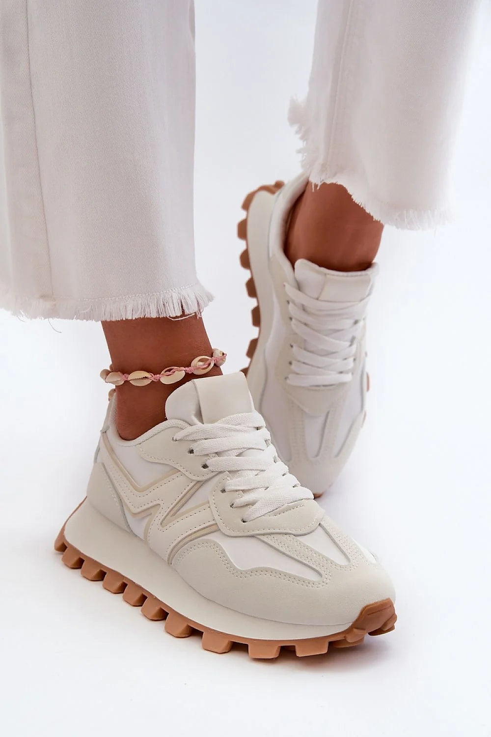 Chaussures de sport pour femmes design moderne coupe basse matériau synthétique cuir imitation lacets blancs semelle marron style sport-chic confort
