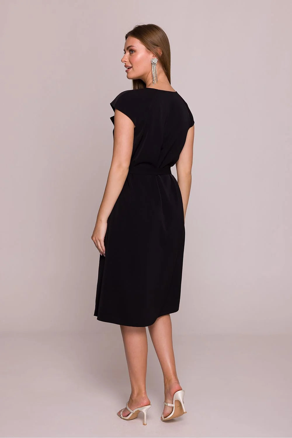 Robe de cocktail élégante coupe droite encolure revers large manches courtes couleur noire ceinture assortie femme