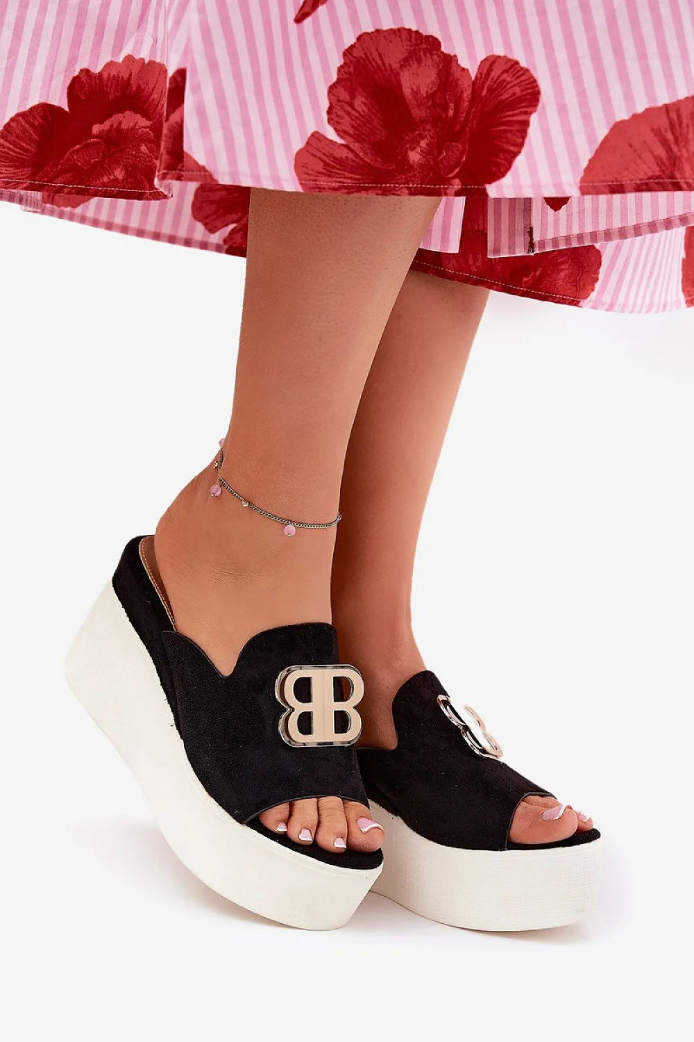 Sandales compensées pour femme élégantes en suédé écologique noir et blanc talon 9cm plateforme 4.5cm ornement BB