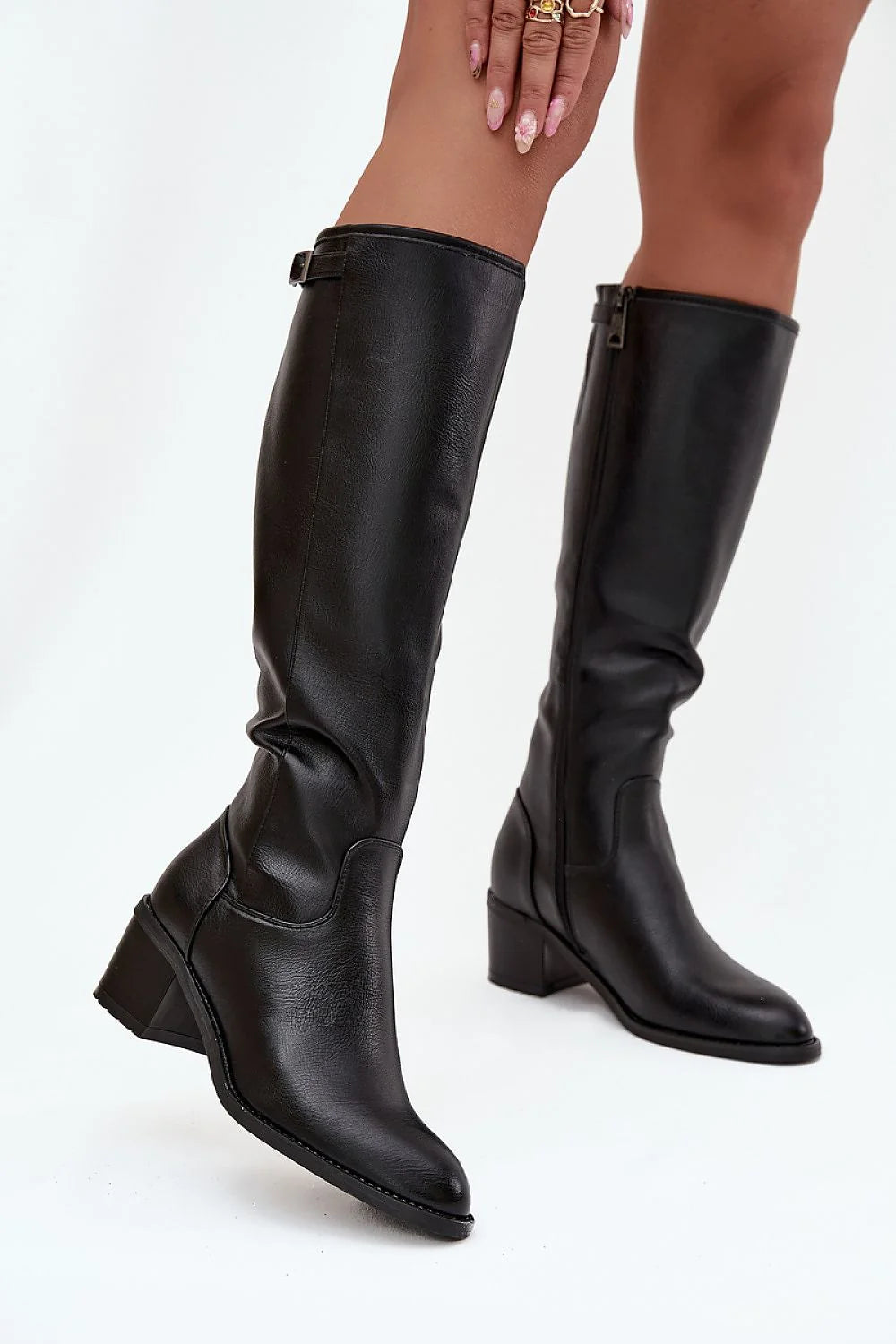 bottes hautes femme cavaliere similicuir noir lisse tige genou fermetureeclair laterale sangle boucle argentee bout legerement pointu talon bloc confortable