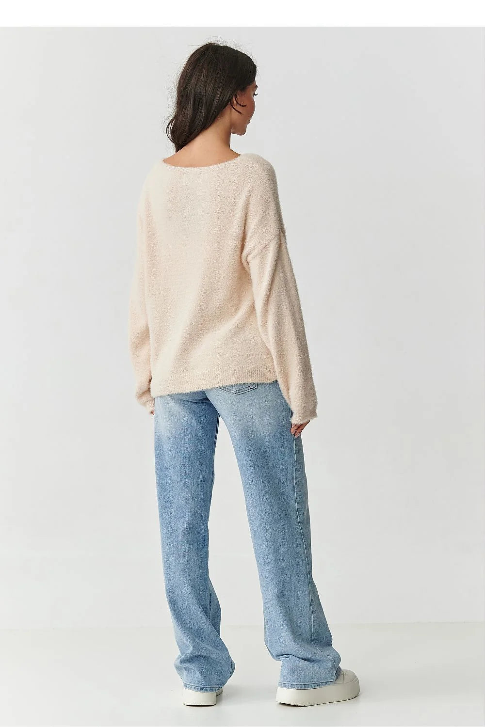 pull femme oversize maille duveteuse polyamide beige crème col bateau manches longues tombantes épaules basses coupe ample décontractée