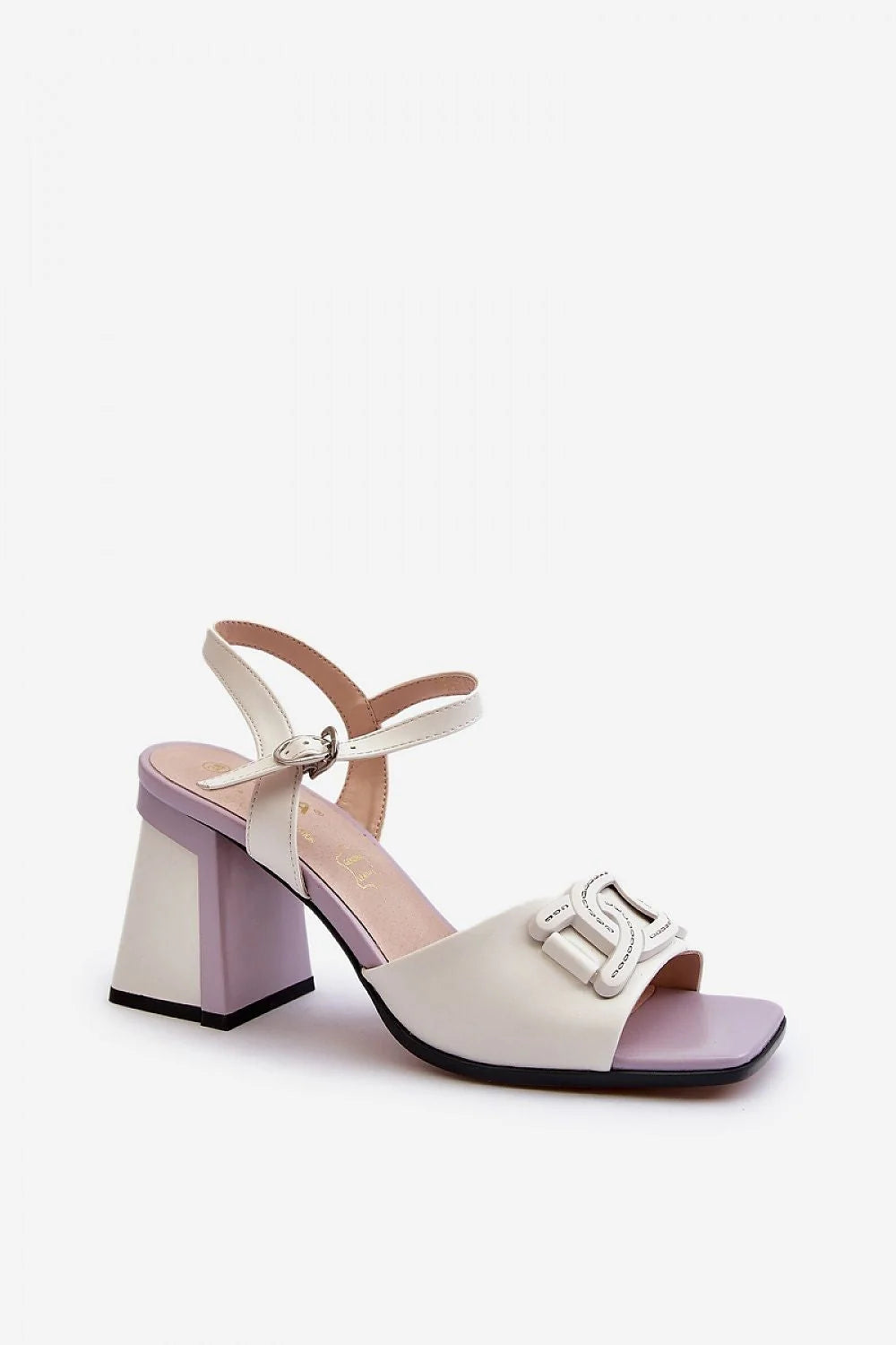 sandales talon bloc cuir synthétique crème bride cheville réglable boucle métallique argentée bicolore lavande blanc bout ouvert rembourrée élégantes sophistiquées
