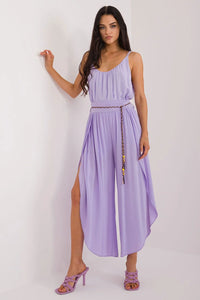 Combishort féminin élégant estival couleur lavande tissu fluide bretelles fines ceinture tressée jambes larges fentes ourlets délicats