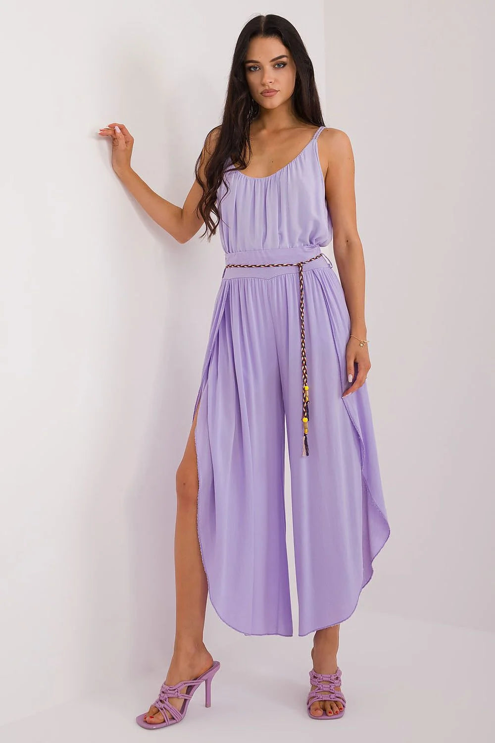 Combishort féminin élégant estival couleur lavande tissu fluide bretelles fines ceinture tressée jambes larges fentes ourlets délicats