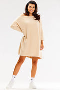 Robe pull oversize femme style décontracté moderne couleur beige clair longueur au-dessus du genou manches longues en maille douce