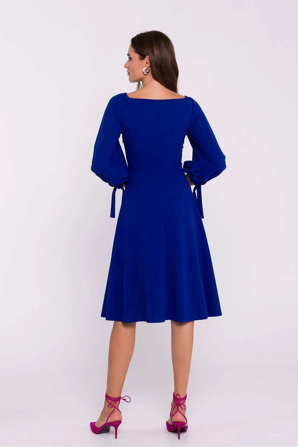 Robe de jour élégante en maille bleu roi manches longues en V dos nu femmes