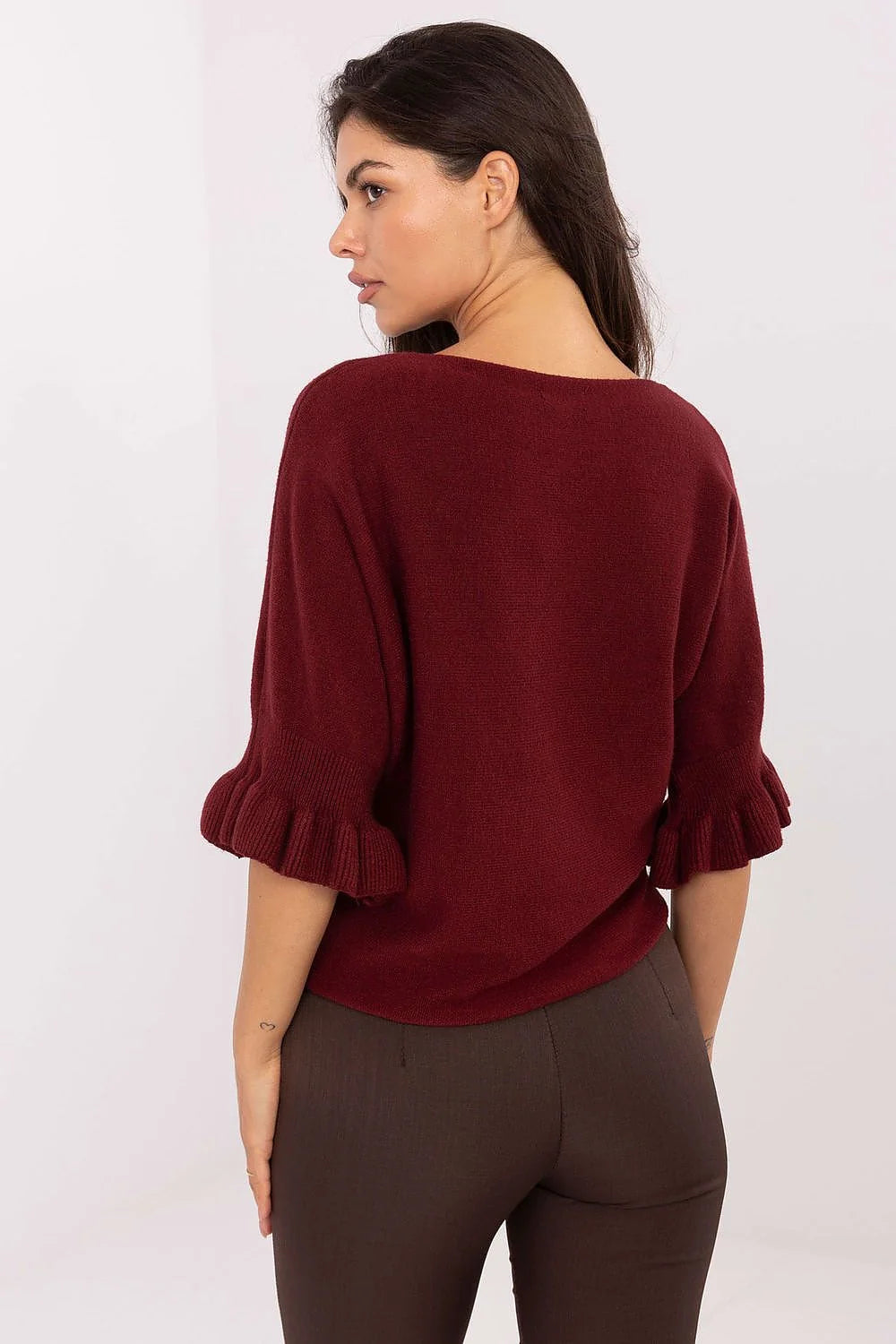 pull femme bordeaux maille tricotée col bateau coupe droite longueur hanches manches trois quarts volants plissés finitions bord côtes