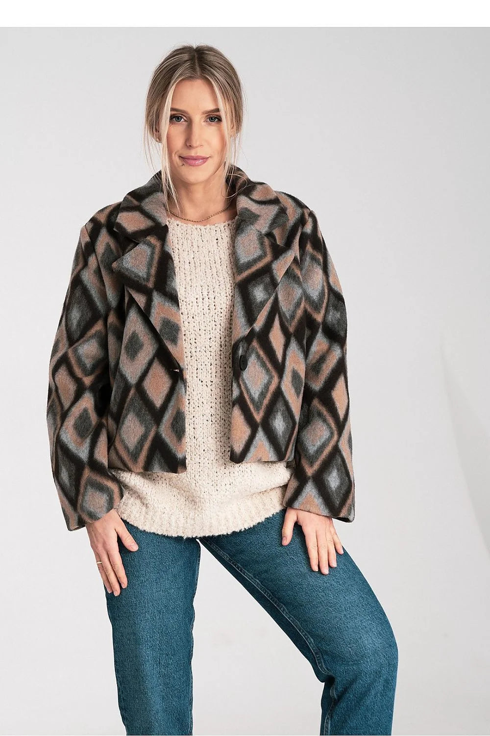 veste courte femme coupe boxy grand col cranté manches longues fermeture bouton unique tissu brossé doux motif losanges géométrique beige