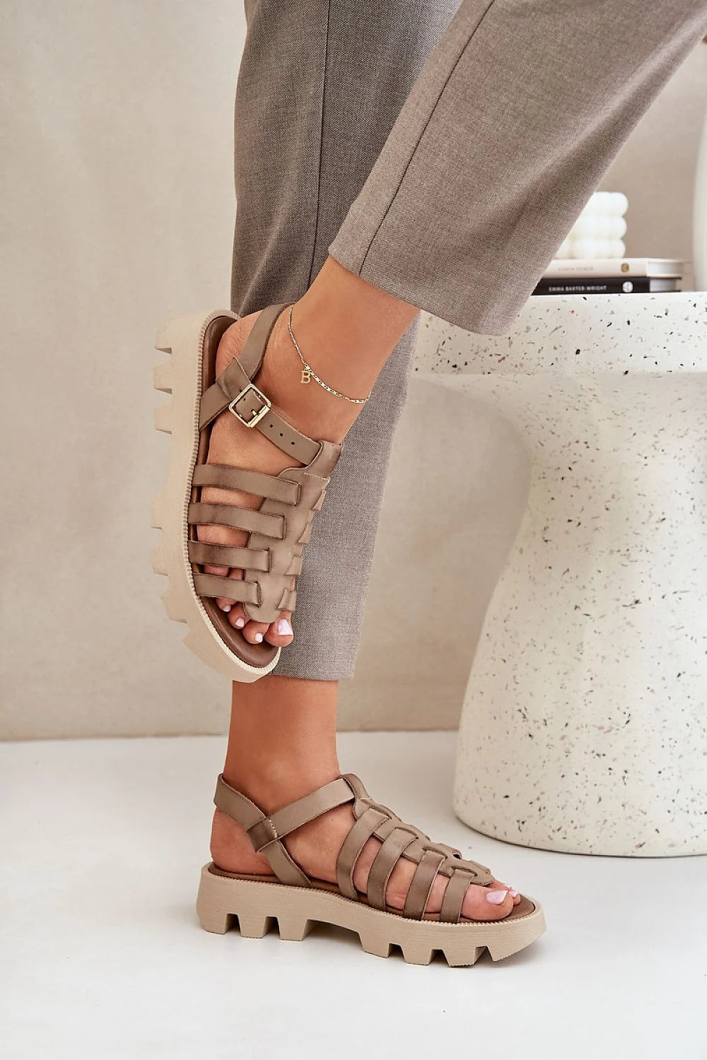 Sandales Step in style pour femmes, style moderne et audacieux, cuir naturel, semelle épaisse, ajustement parfait, couleurs taupe et beige, tailles 36-40, été 2023