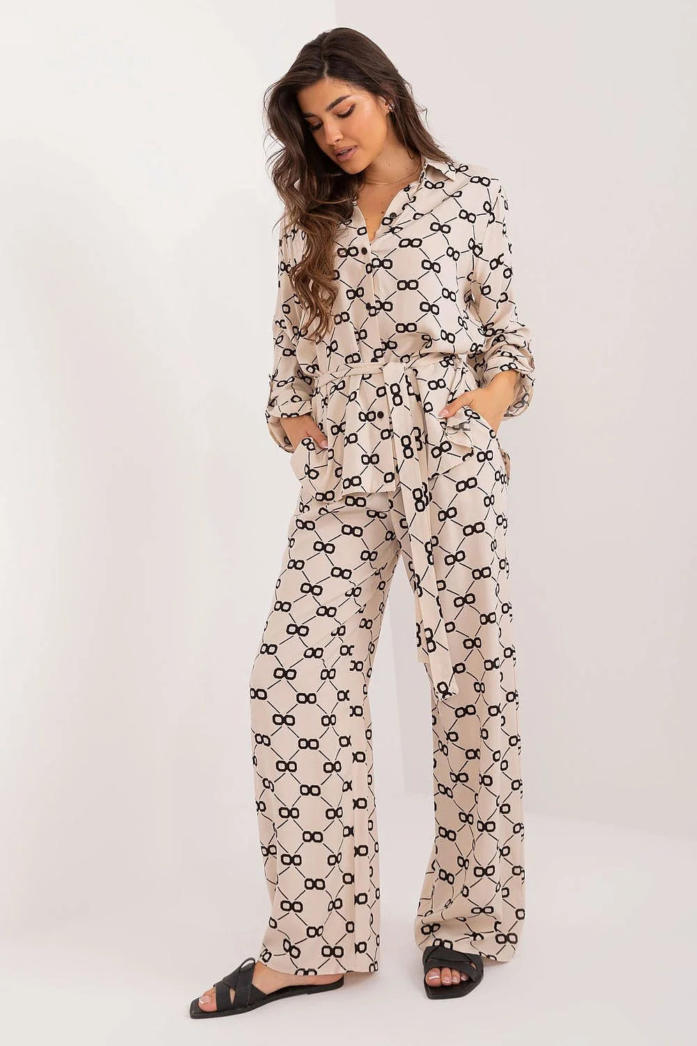 Ensemble féminin estival chemise pantalon motif géométrique beige noir coupe décontractée manches longues ceinture incluse
