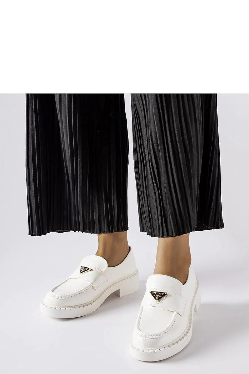 mocassins femme blanc cuir écologique confortable élégant design moderne bout arrondi semelle plateforme épaisse crantée logo triangulaire doré