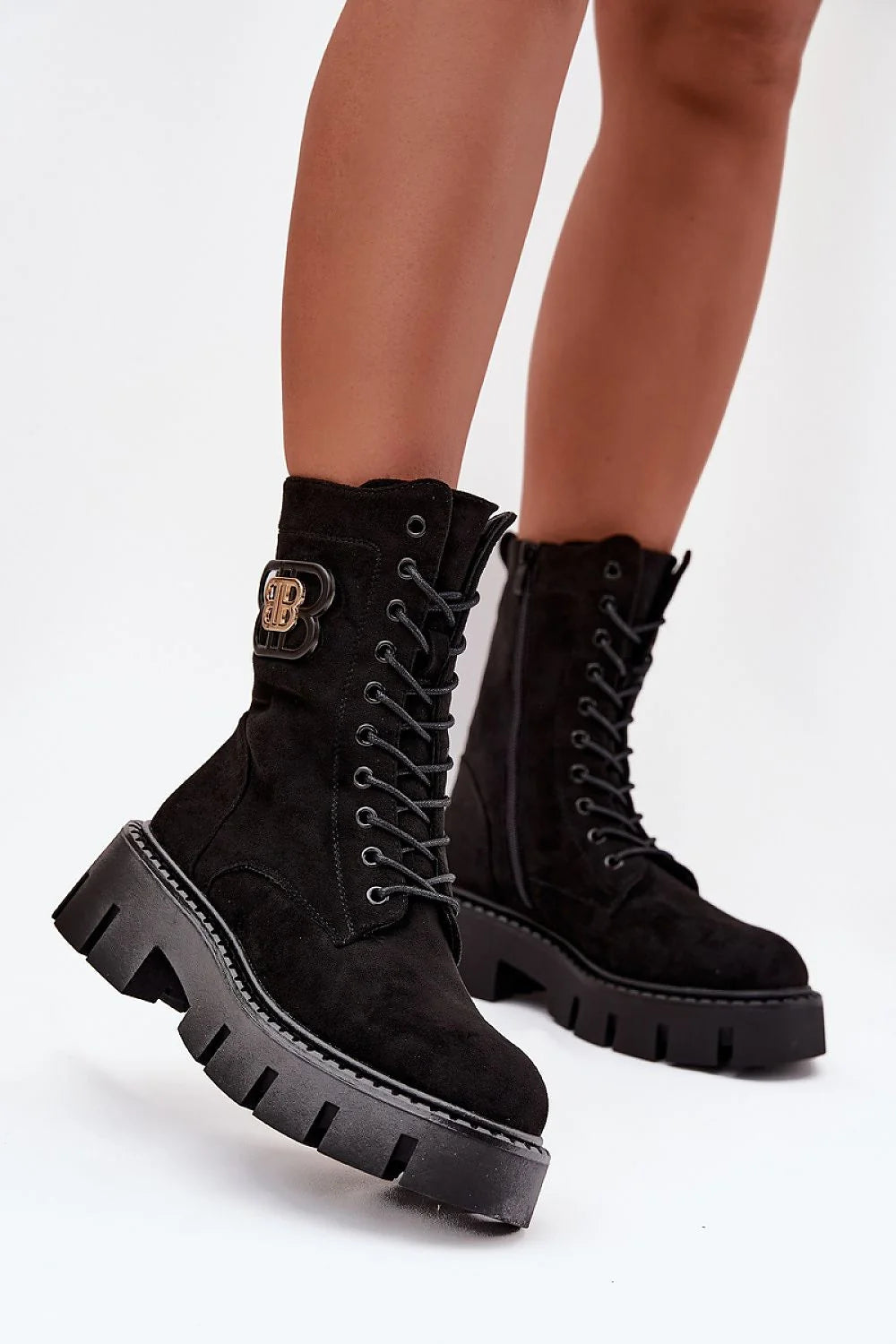 boots femme montantes suédine écologique noire laçage zip semelle plateforme crantée caoutchouc talon bloc logo doré chunky urbain