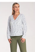 Chemise manche longue élégante pour femme en polyester et elasthanne, motifs calligraphiques noirs sur fond blanc, coupe ajustée, style moderne