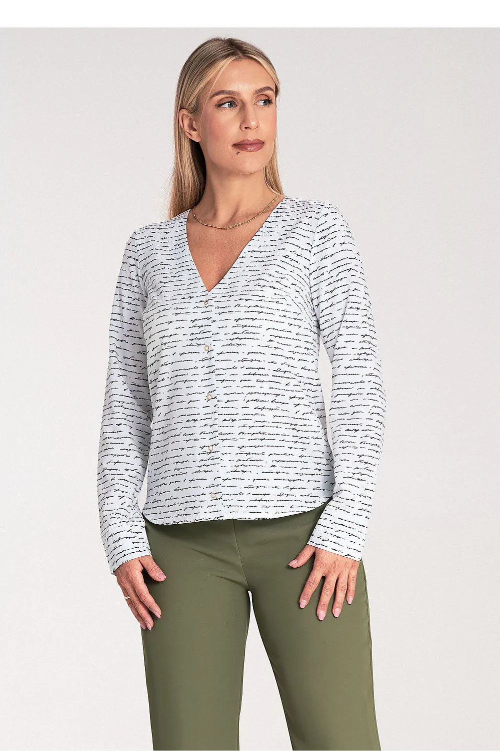 Chemise manche longue élégante pour femme en polyester et elasthanne, motifs calligraphiques noirs sur fond blanc, coupe ajustée, style moderne