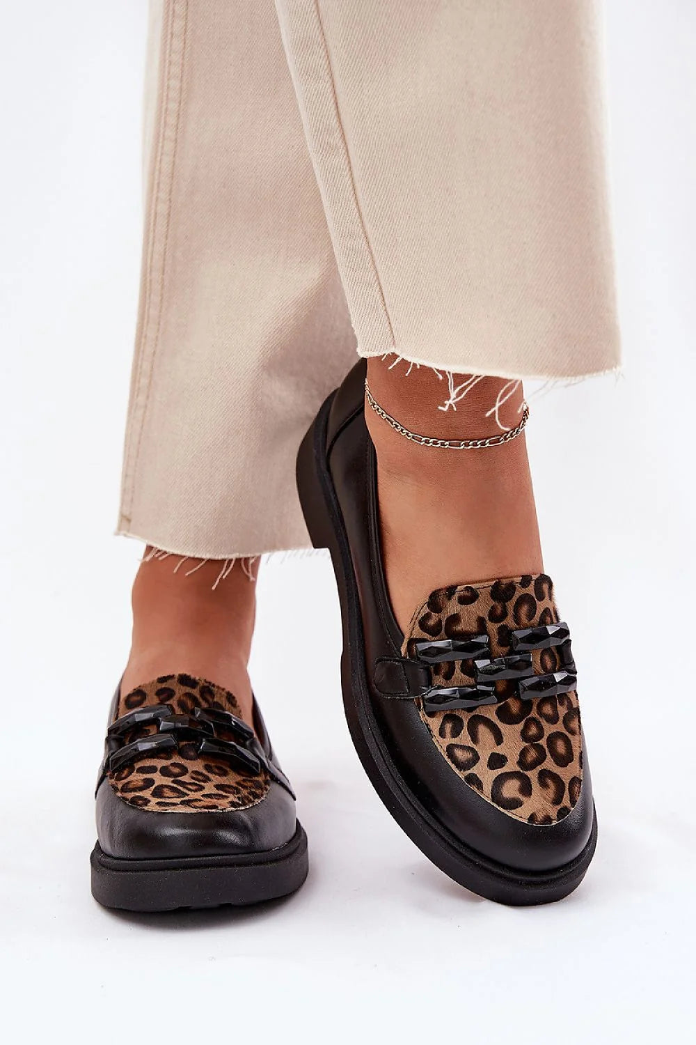 Mocassins élégance confort cuir femmes motif léopard chaîne semelle épaisse design traditionnel moderne tenues décontractées formelles bout arrondi ouverture basse