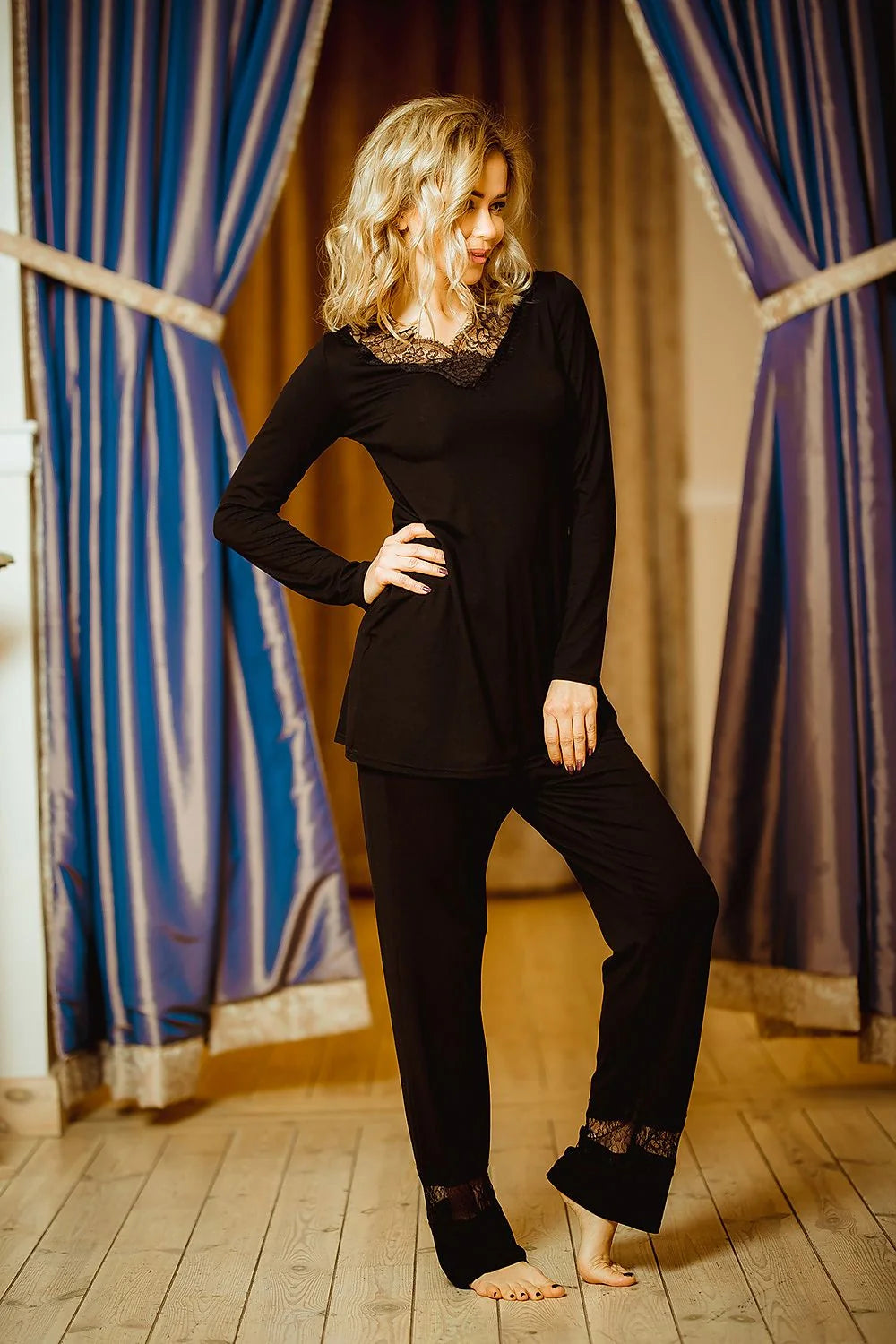 Pyjama femme en viscose fluide bleu marine élégant avec dentelle noire pour nuit confortable
