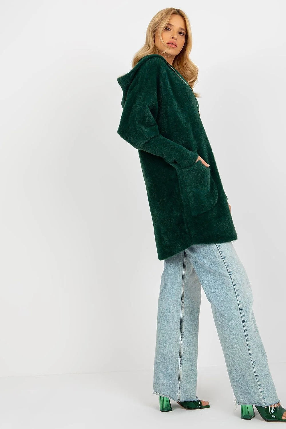 Manteau pour femme en peluche douillet chic couleur noire coupe longue manches longues capuche poches latérales zippé élégant