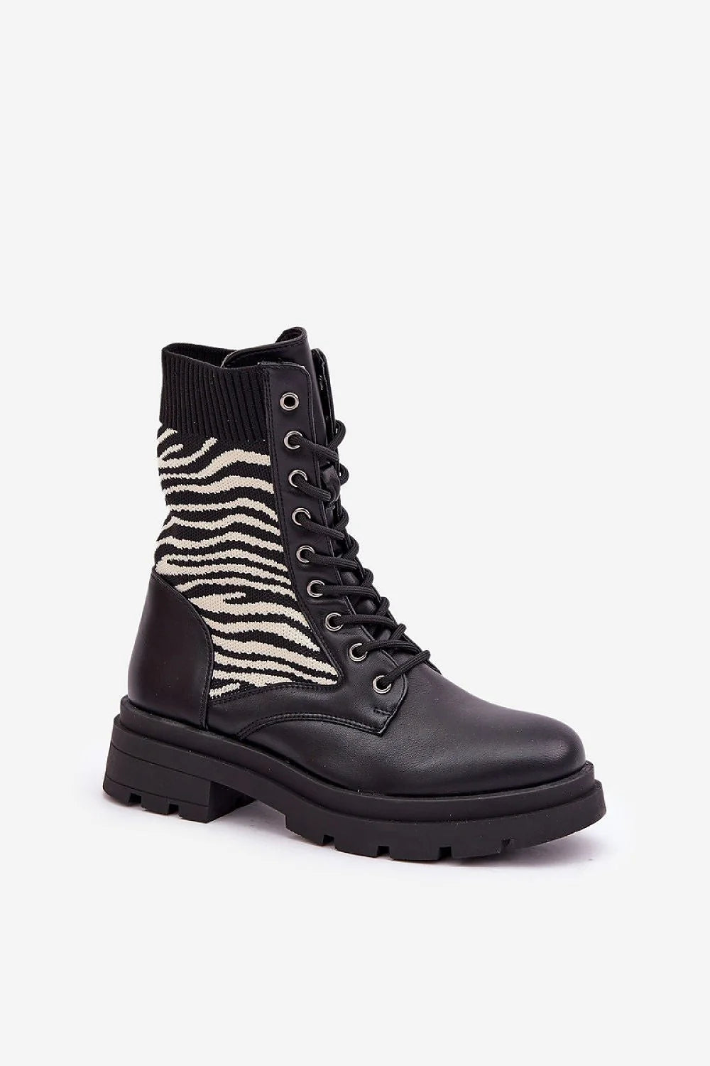 bottines femme audacieuses zébrées cuir écologique noir blanc col côtelé semelle crantée rembourrée talon moyen lacets œillets métalliques