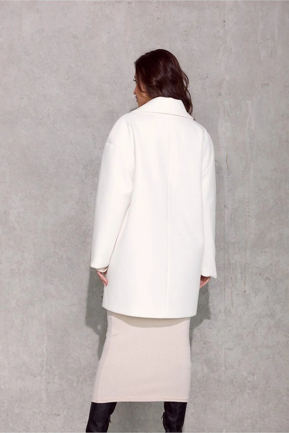 Veste oversize longue pour femmes, style épuré, couleur blanche, coupe ample, matelassée, doublure chaude, fermeture boutons, poches inclinées