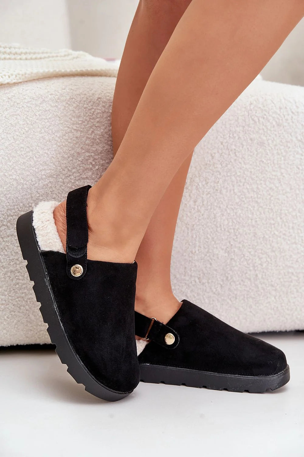 Pantoufles pour femme style moderne en suédine noire fourrure intérieure bouton doré confortable design élégant