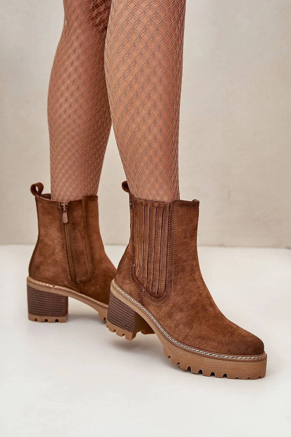 Bottines pour femmes en cuir suédé marron, style automne-hiver, talon bloc 5 cm, fermeture éclair, goussets élastiqués, design élégant et moderne, look sophistiqué et décontracté, idéales pour la ville ou les sorties