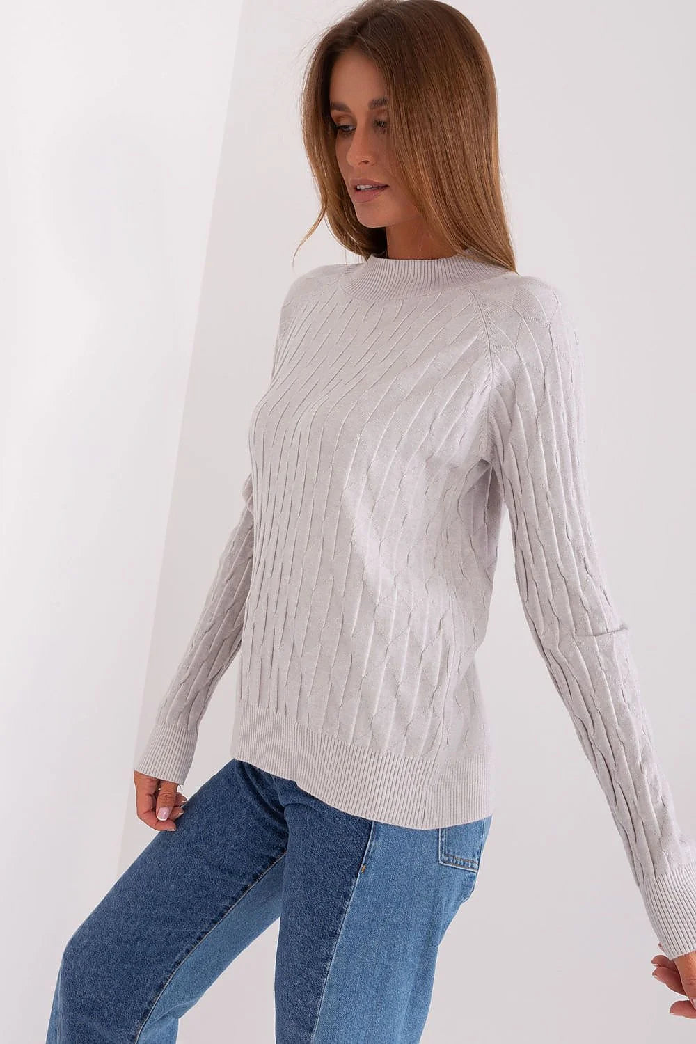 pull femme côtelé gris clair manches longues coupe décontractée épaules tombantes col rond bords côtes maille douce légère polyvalent chic